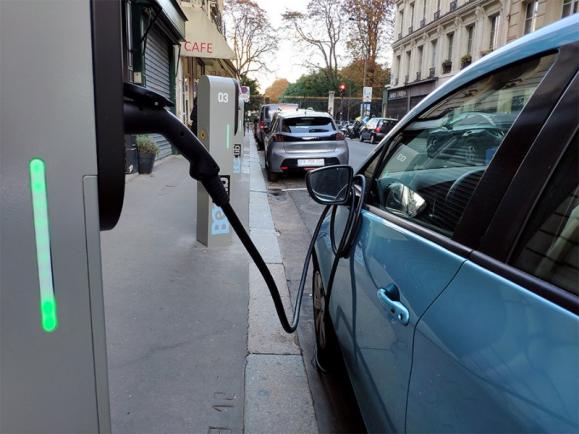 Borne électrique pour recharge véhicules